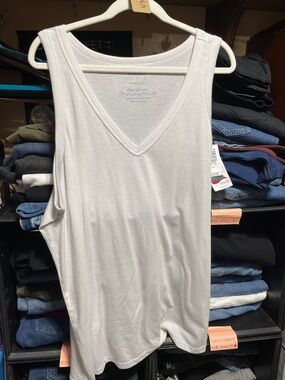 #304a size 3 torrid classic fit White V-Neck Tank Top